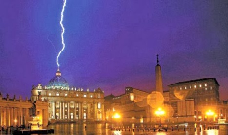La imagen del rayo cayendo sobre la Basílica de San Pedro en el Vaticano, el mismo día que renunció el Papa Benedicto XVI, dió la vuelta al mundo.